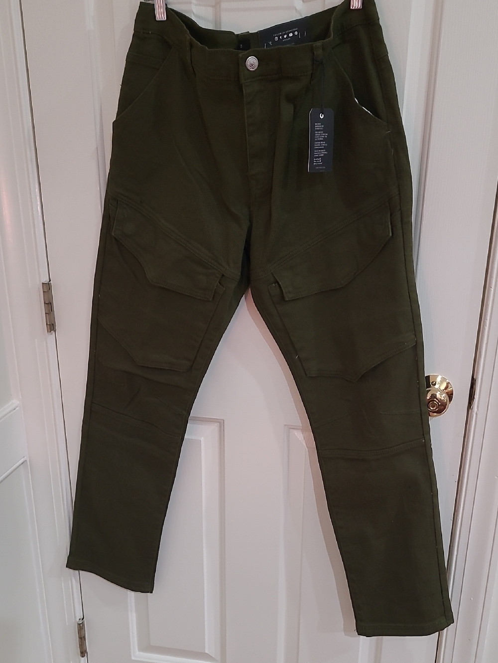 Forever 21 Mid Rise, Narrow Hip, Skinny Legs, Green Men’s Cargo Pants - Size 36